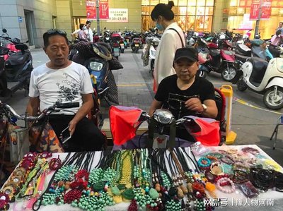 鄭州二七區(qū)“溫暖之家” 地攤上的手工藝品，每一件都藏著一個故事